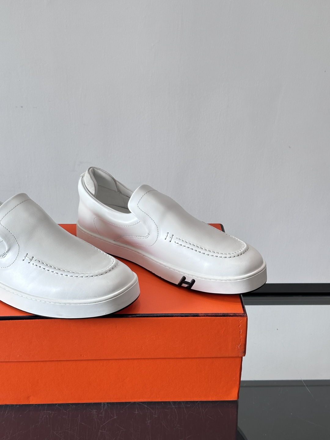 Hermes Horsens 休闲鞋爱马仕Horsens系列休闲鞋，绒面皮革。简约低调又有质感。鞋面“H