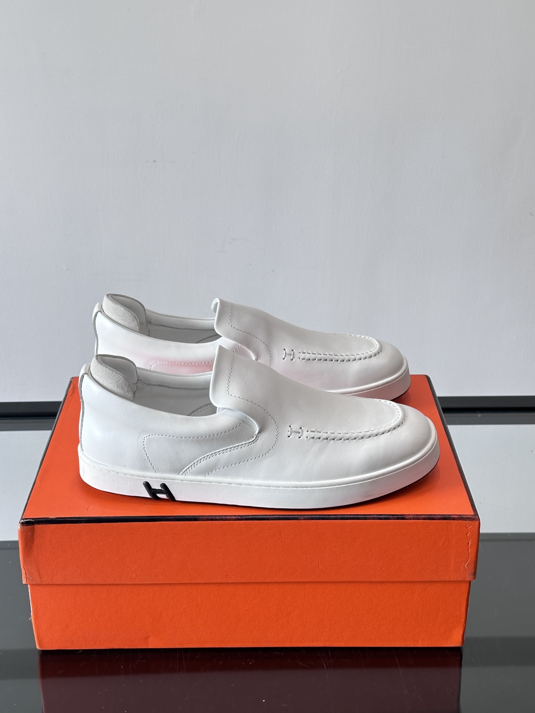 Hermes Horsens 休闲鞋爱马仕Horsens系列休闲鞋，绒面皮革。简约低调又有质感。鞋面“H