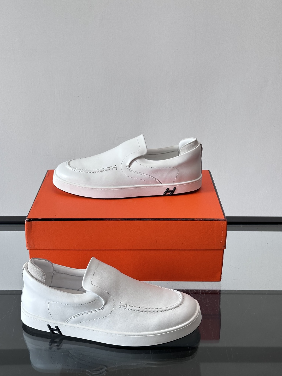 Hermes Horsens 休闲鞋爱马仕Horsens系列休闲鞋，绒面皮革。简约低调又有质感。鞋面“H