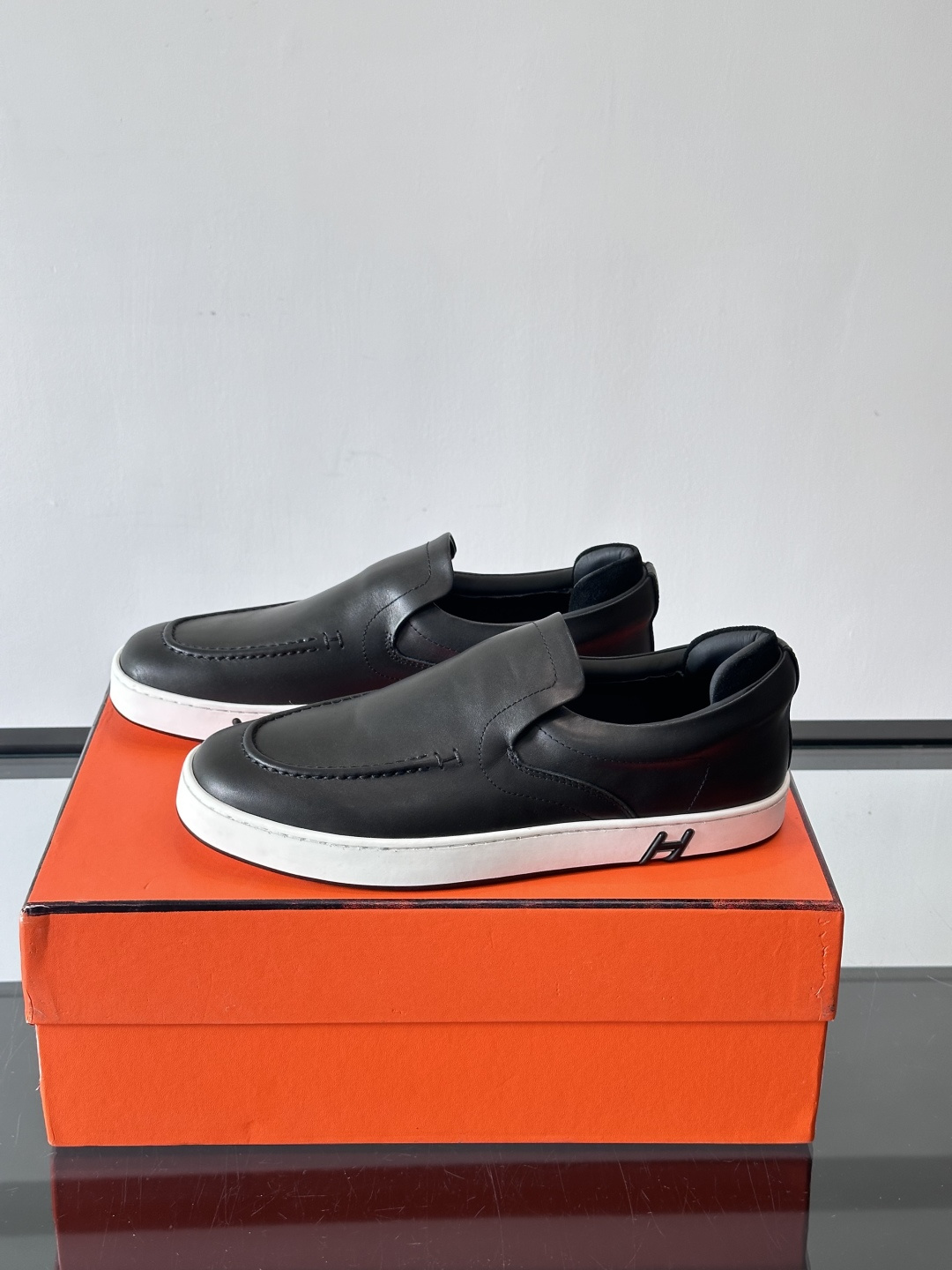 Hermes Horsens 休闲鞋爱马仕Horsens系列休闲鞋，绒面皮革。简约低调又有质感。鞋面“H