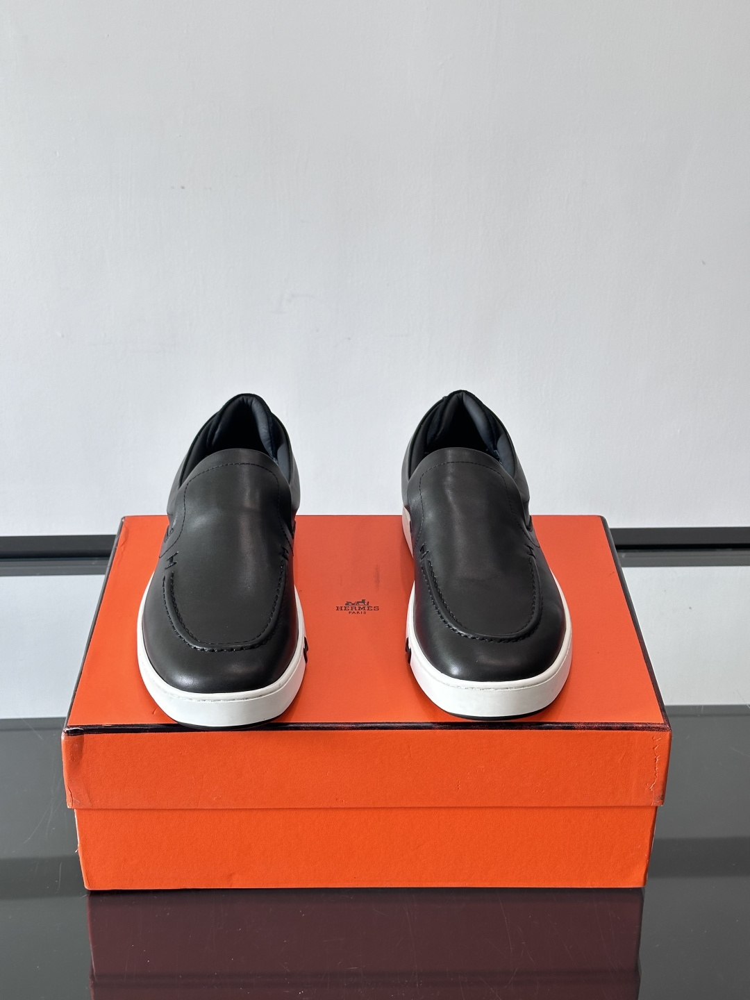Hermes Horsens 休闲鞋爱马仕Horsens系列休闲鞋，绒面皮革。简约低调又有质感。鞋面“H
