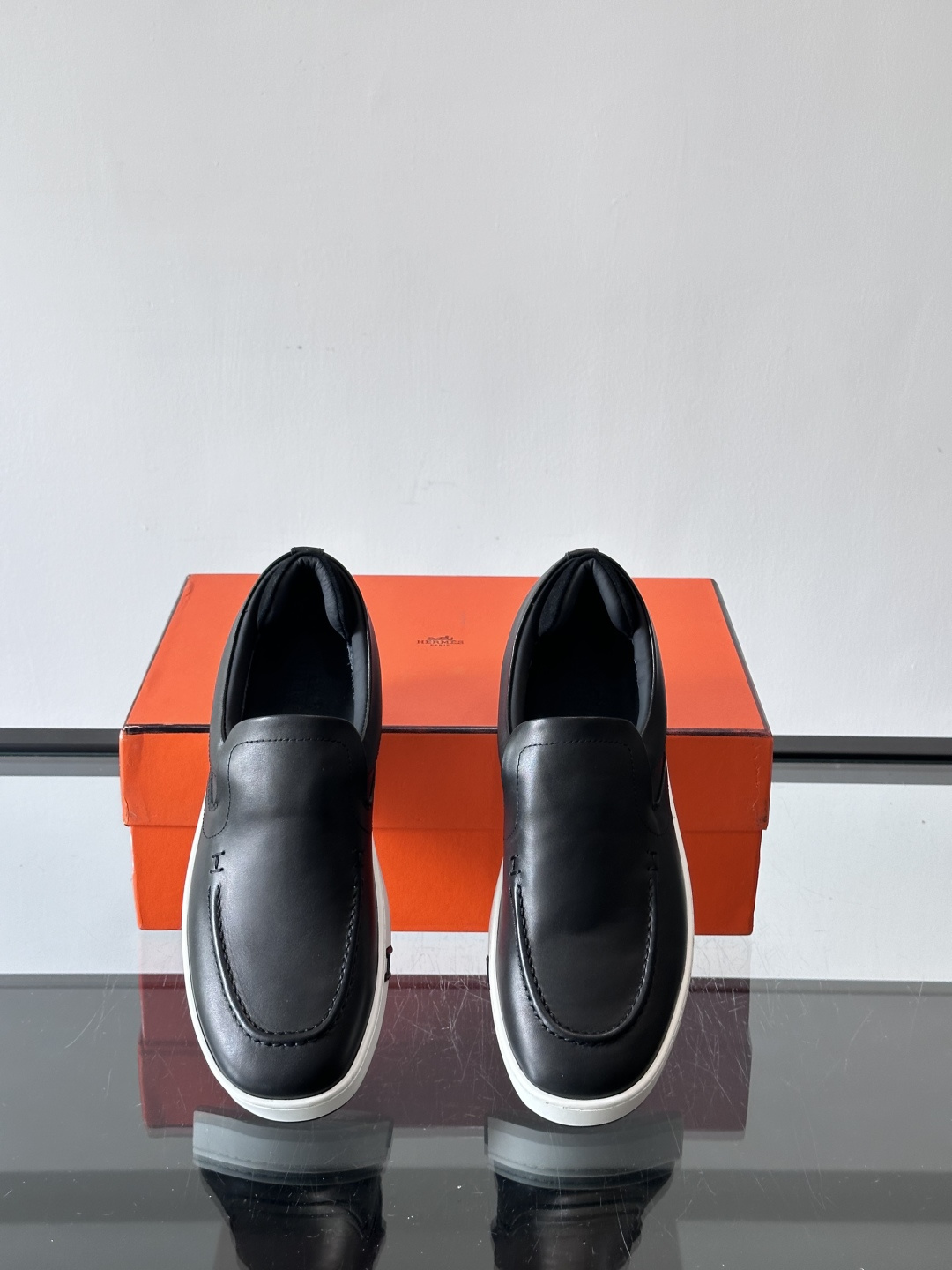 Hermes Horsens 休闲鞋爱马仕Horsens系列休闲鞋，绒面皮革。简约低调又有质感。鞋面“H