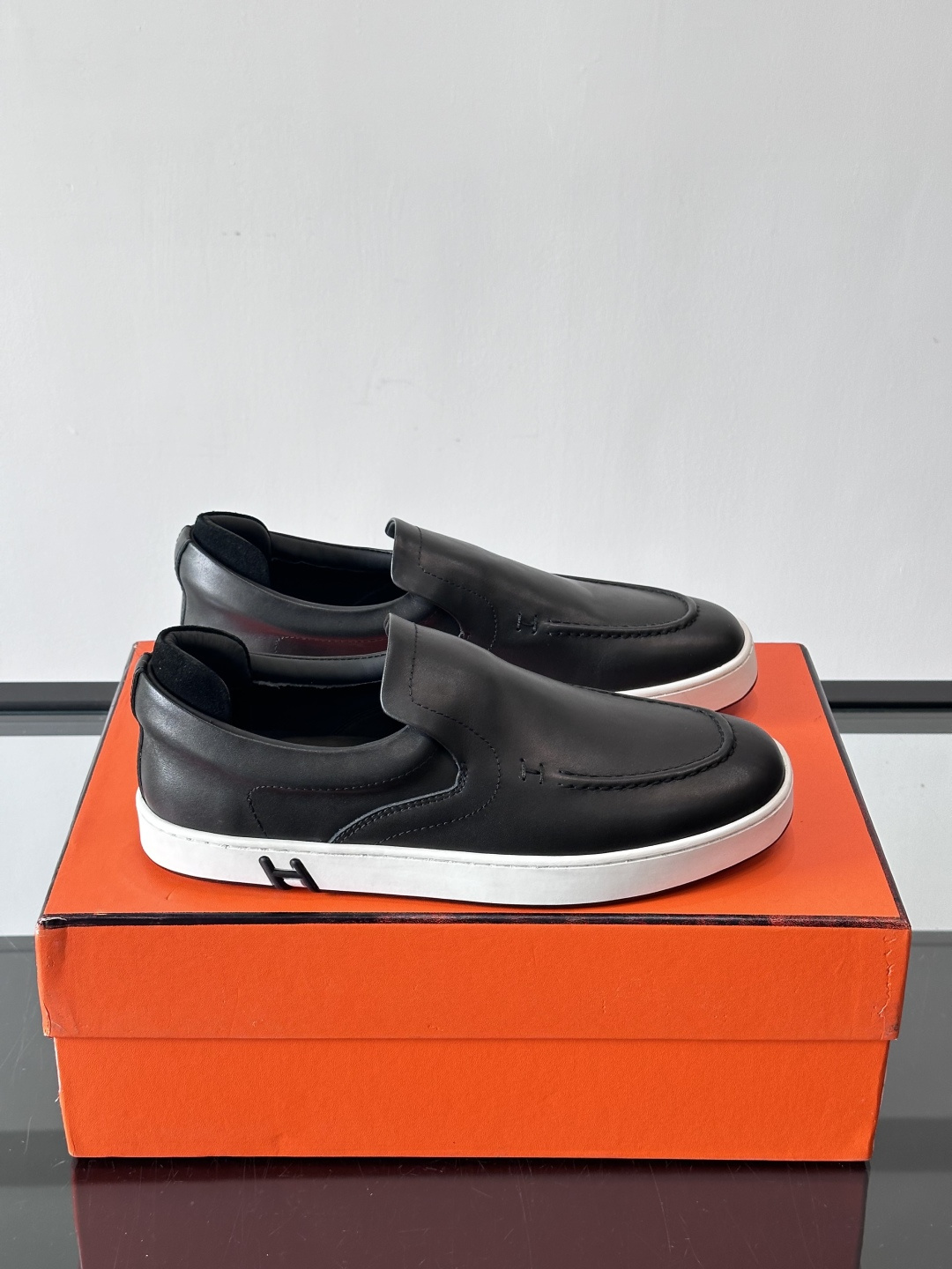 Hermes Horsens 休闲鞋爱马仕Horsens系列休闲鞋，绒面皮革。简约低调又有质感。鞋面“H