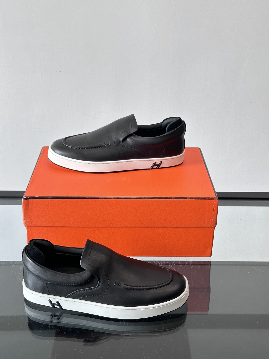 Hermes Horsens 休闲鞋爱马仕Horsens系列休闲鞋，绒面皮革。简约低调又有质感。鞋面“H