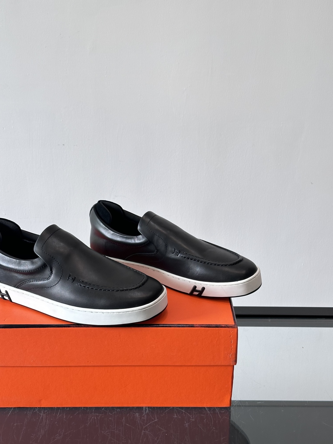 Hermes Horsens 休闲鞋爱马仕Horsens系列休闲鞋，绒面皮革。简约低调又有质感。鞋面“H