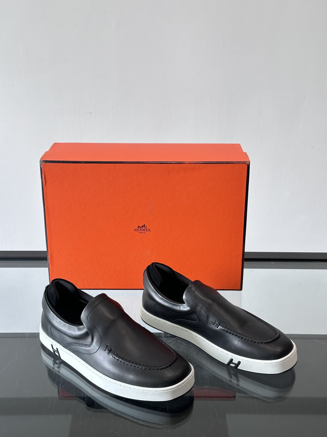 Hermes Horsens 休闲鞋爱马仕Horsens系列休闲鞋，绒面皮革。简约低调又有质感。鞋面“H