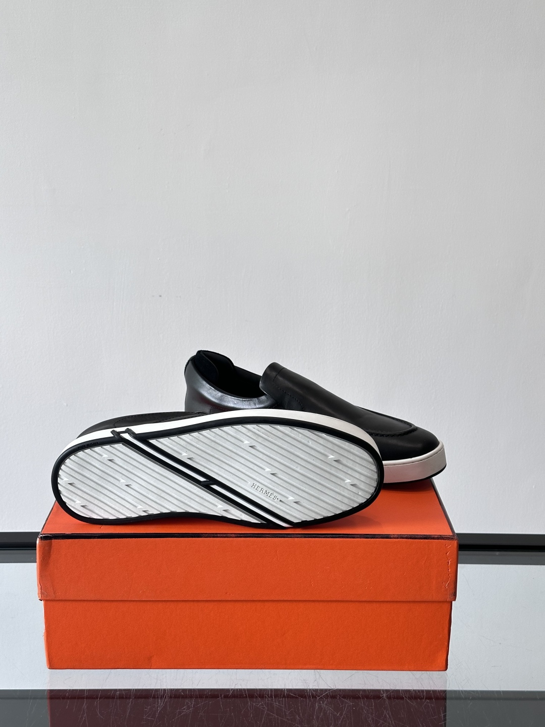 Hermes Horsens 休闲鞋爱马仕Horsens系列休闲鞋，绒面皮革。简约低调又有质感。鞋面“H