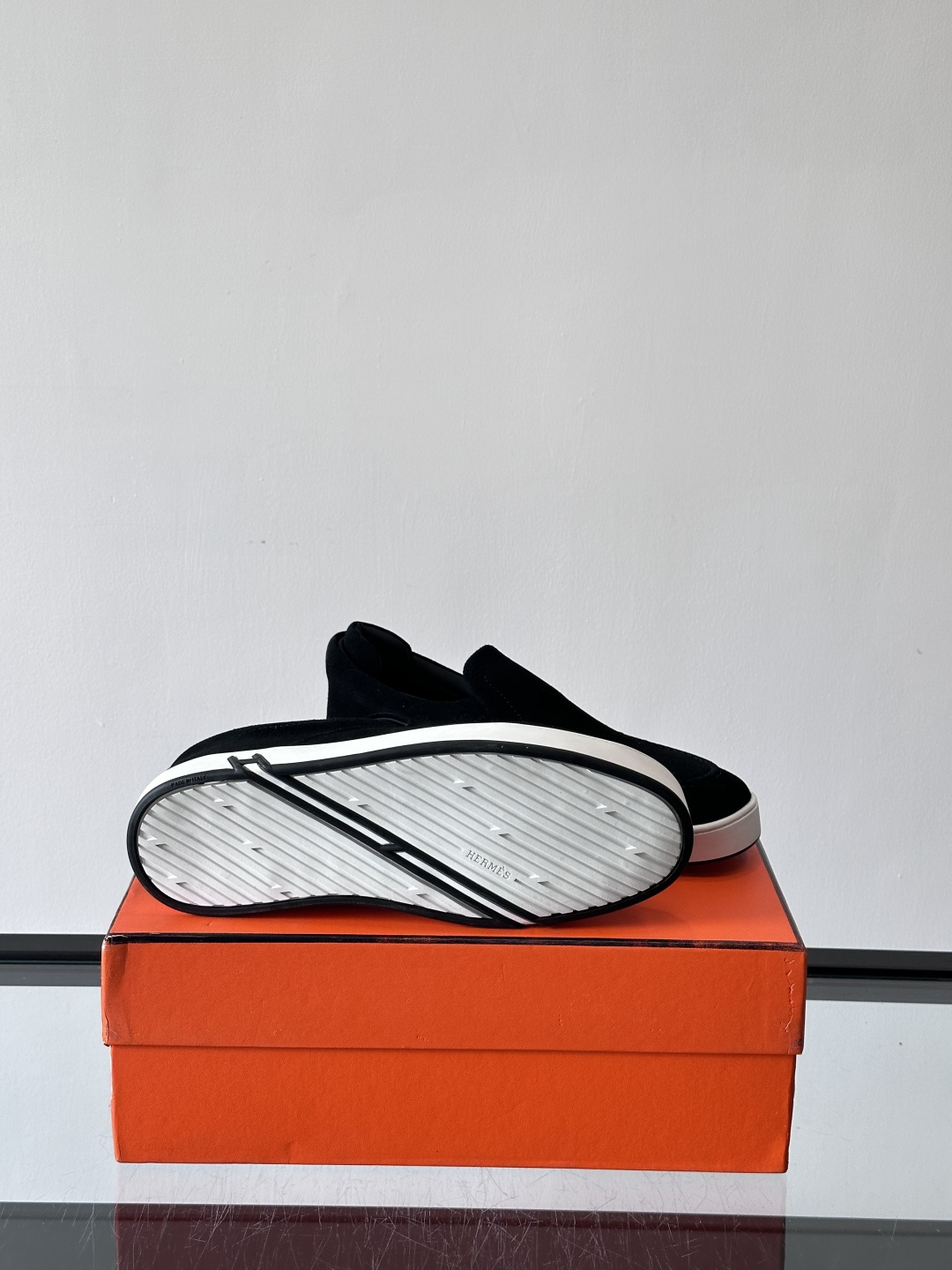 Hermes Horsens 休闲鞋爱马仕Horsens系列休闲鞋，绒面皮革。简约低调又有质感。鞋面“H