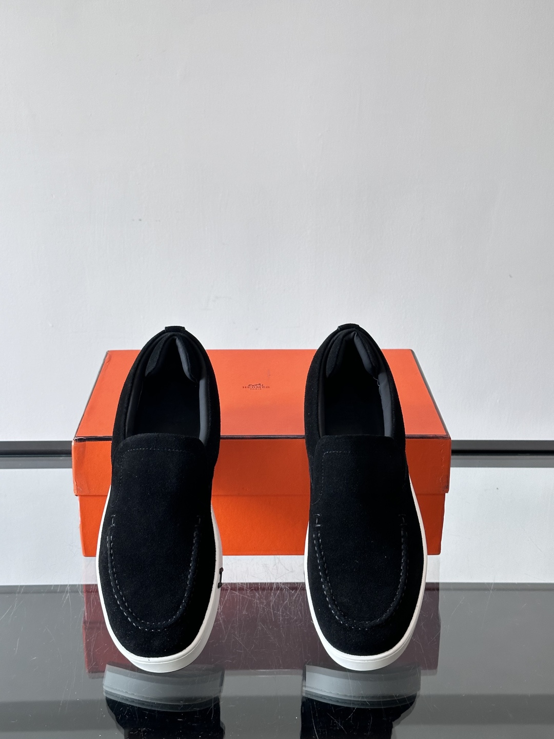 Hermes Horsens 休闲鞋爱马仕Horsens系列休闲鞋，绒面皮革。简约低调又有质感。鞋面“H