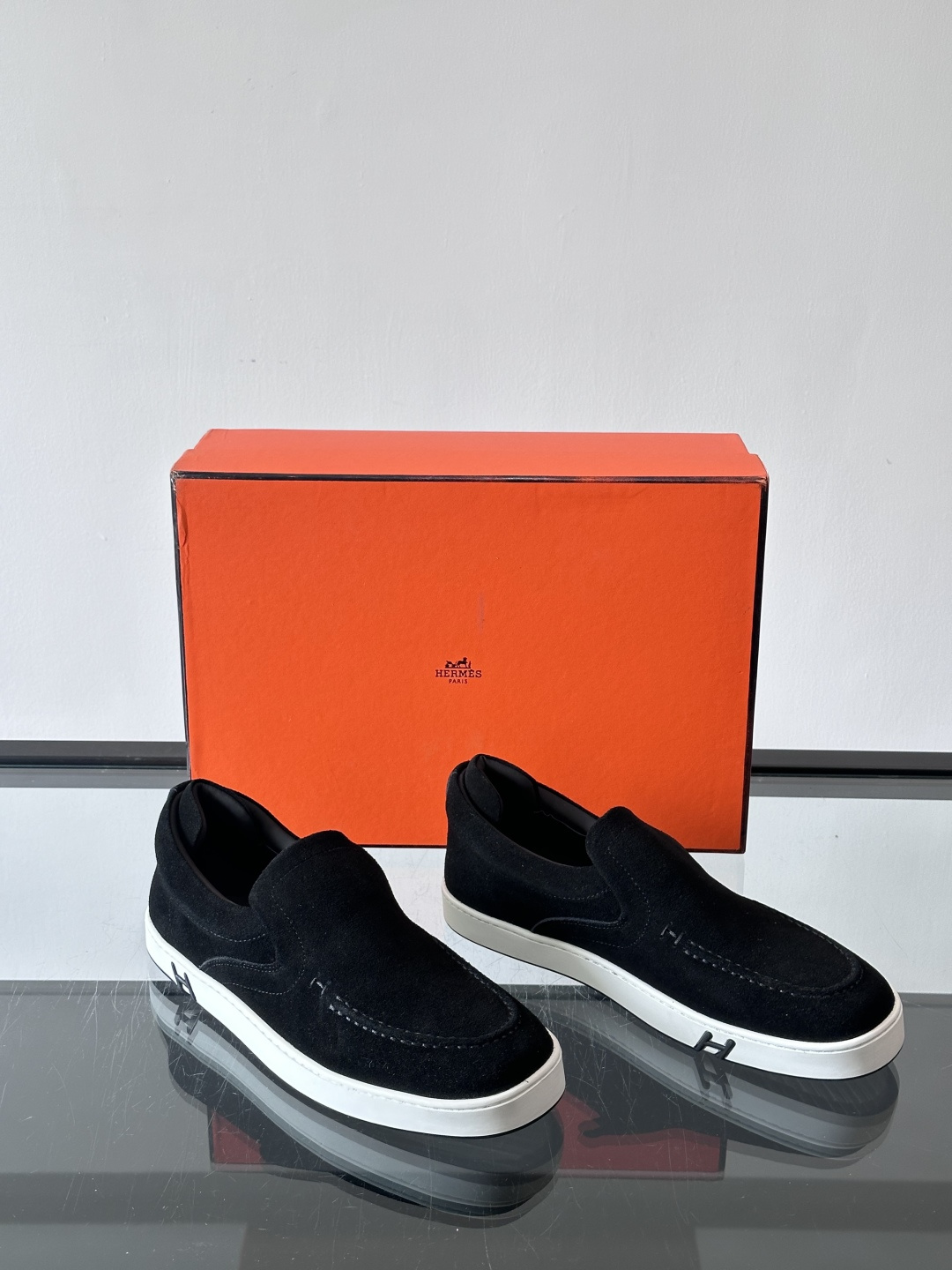 Hermes Horsens 休闲鞋爱马仕Horsens系列休闲鞋，绒面皮革。简约低调又有质感。鞋面“H