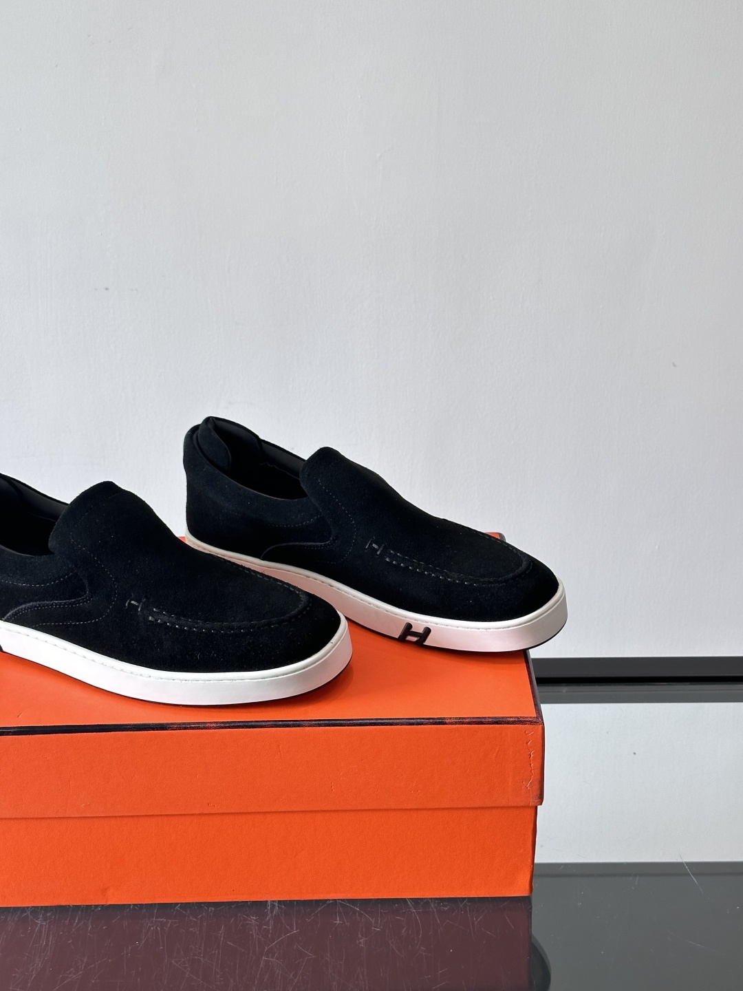 Hermes Horsens 休闲鞋爱马仕Horsens系列休闲鞋，绒面皮革。简约低调又有质感。鞋面“H