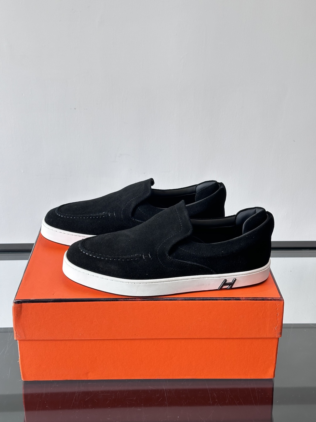 Hermes Horsens 休闲鞋爱马仕Horsens系列休闲鞋，绒面皮革。简约低调又有质感。鞋面“H