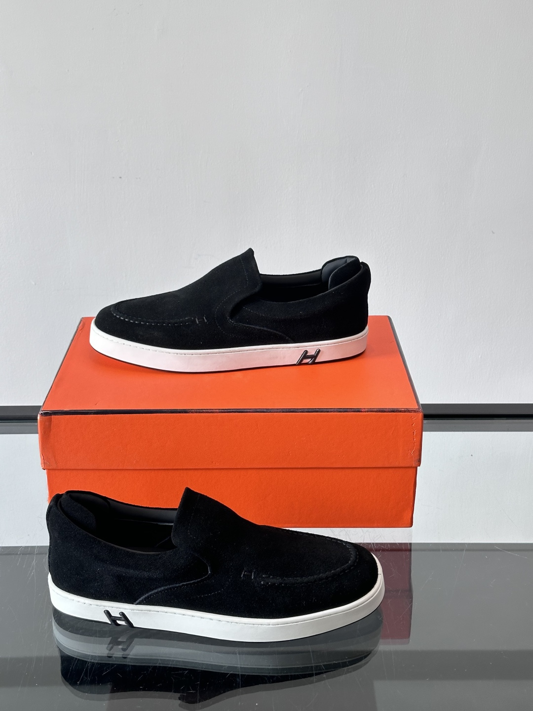 Hermes Horsens 休闲鞋爱马仕Horsens系列休闲鞋，绒面皮革。简约低调又有质感。鞋面“H