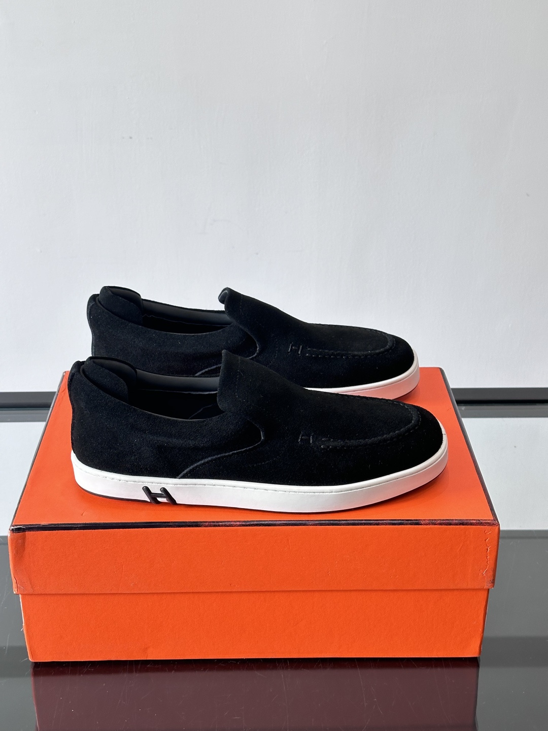 Hermes Horsens 休闲鞋爱马仕Horsens系列休闲鞋，绒面皮革。简约低调又有质感。鞋面“H