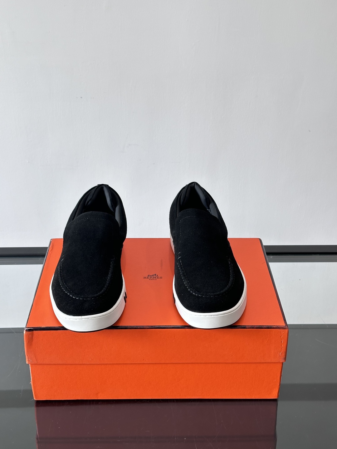 Hermes Horsens 休闲鞋爱马仕Horsens系列休闲鞋，绒面皮革。简约低调又有质感。鞋面“H