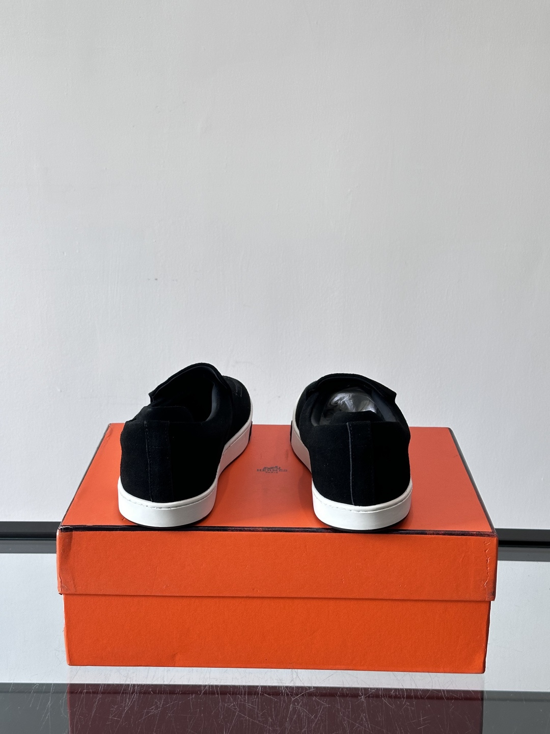 Hermes Horsens 休闲鞋爱马仕Horsens系列休闲鞋，绒面皮革。简约低调又有质感。鞋面“H