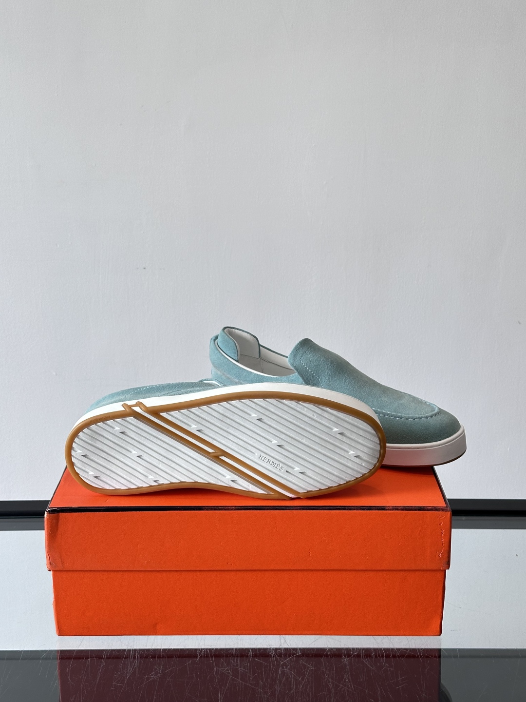 Hermes Horsens 休闲鞋爱马仕Horsens系列休闲鞋，绒面皮革。简约低调又有质感。鞋面“H