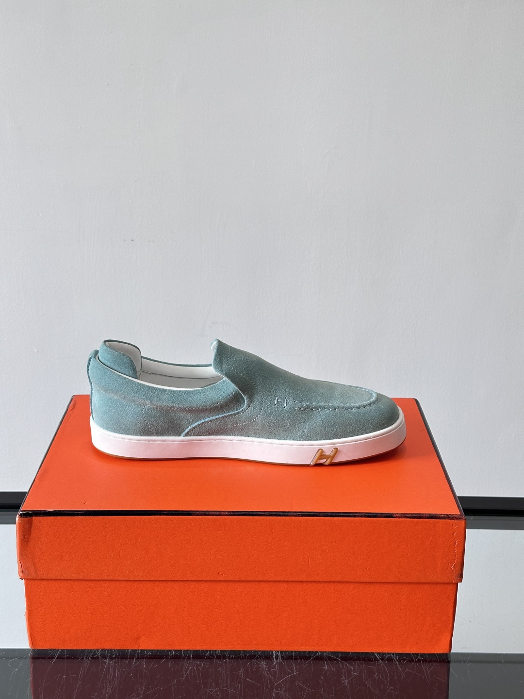 Hermes Horsens 休闲鞋爱马仕Horsens系列休闲鞋，绒面皮革。简约低调又有质感。鞋面“H