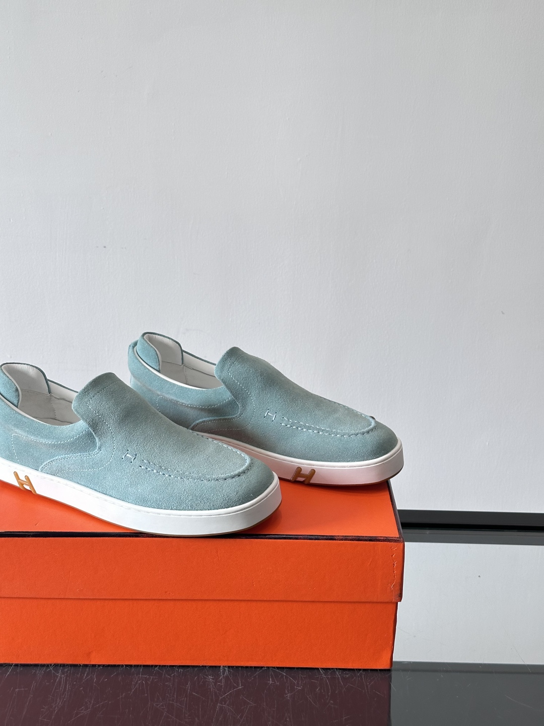 Hermes Horsens 休闲鞋爱马仕Horsens系列休闲鞋，绒面皮革。简约低调又有质感。鞋面“H