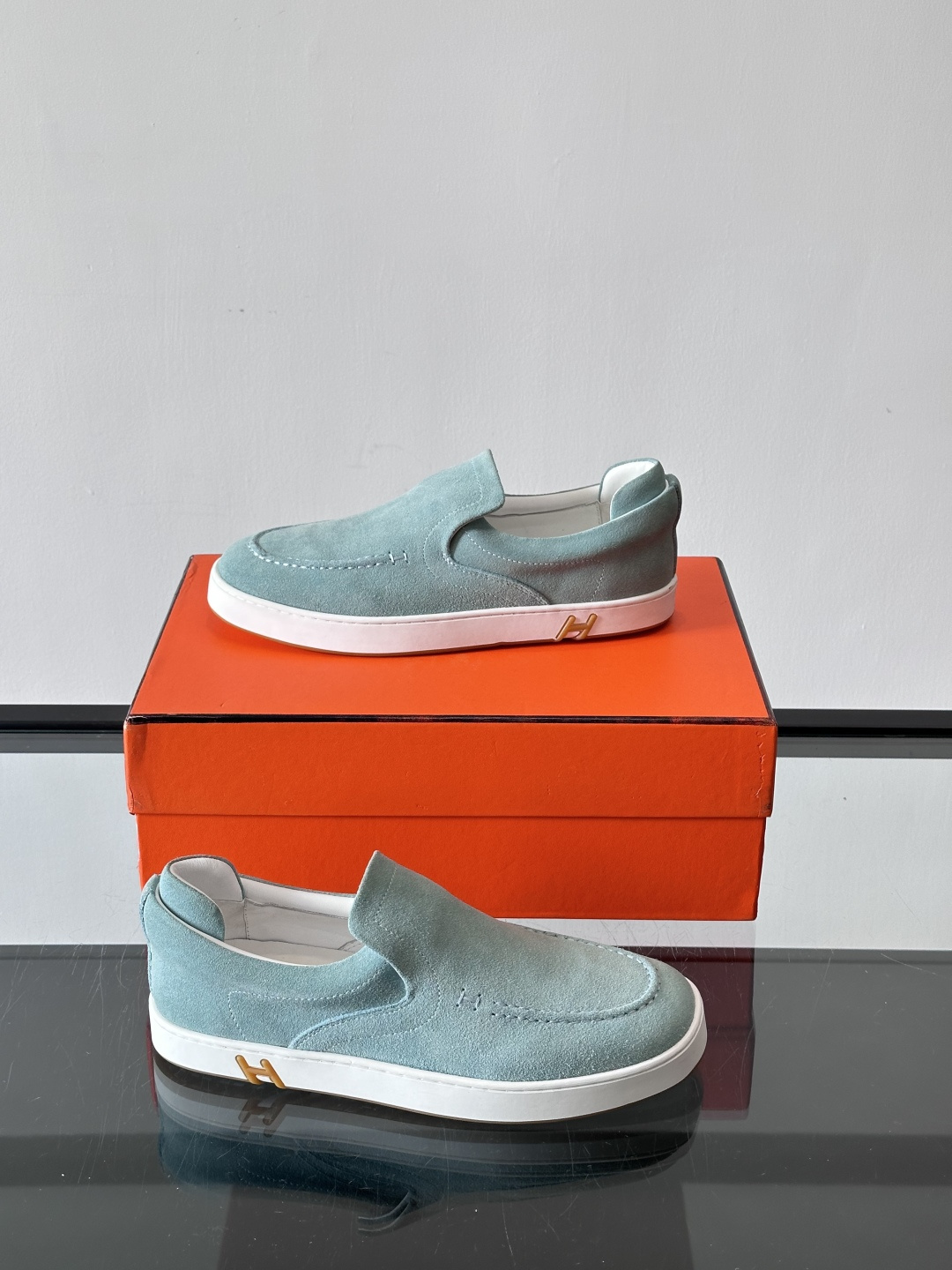 Hermes Horsens 休闲鞋爱马仕Horsens系列休闲鞋，绒面皮革。简约低调又有质感。鞋面“H