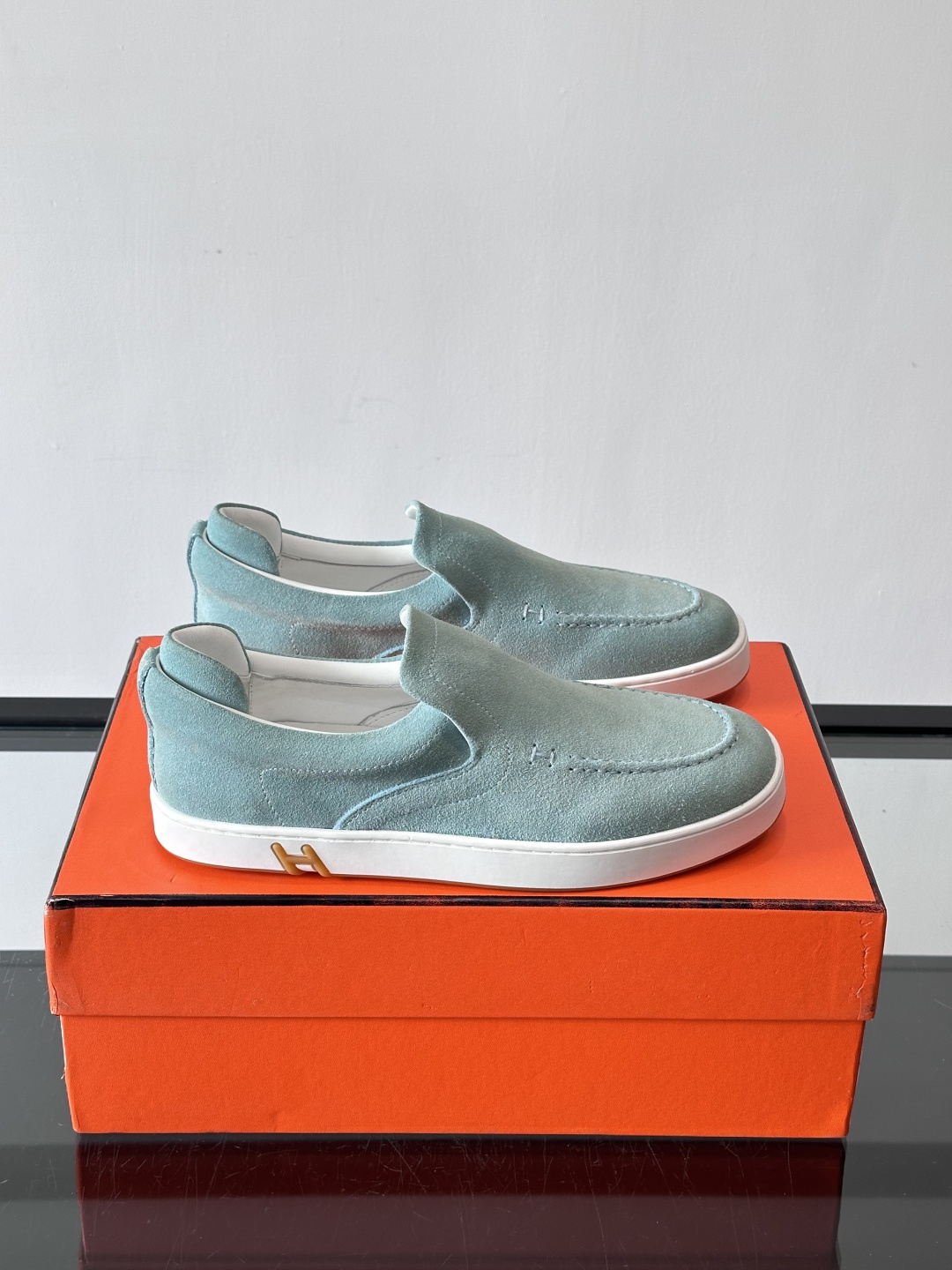 Hermes Horsens 休闲鞋爱马仕Horsens系列休闲鞋，绒面皮革。简约低调又有质感。鞋面“H