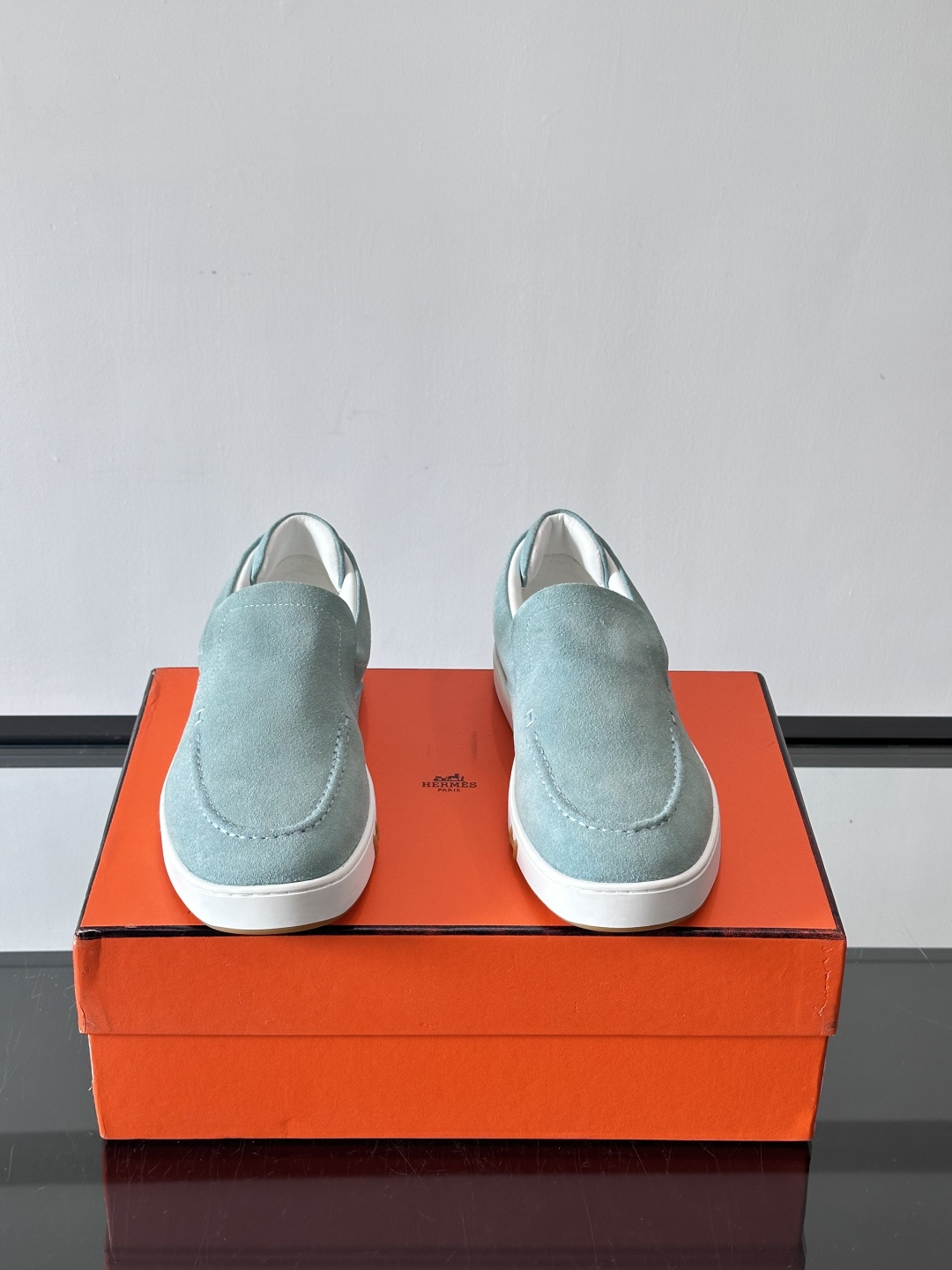 Hermes Horsens 休闲鞋爱马仕Horsens系列休闲鞋，绒面皮革。简约低调又有质感。鞋面“H