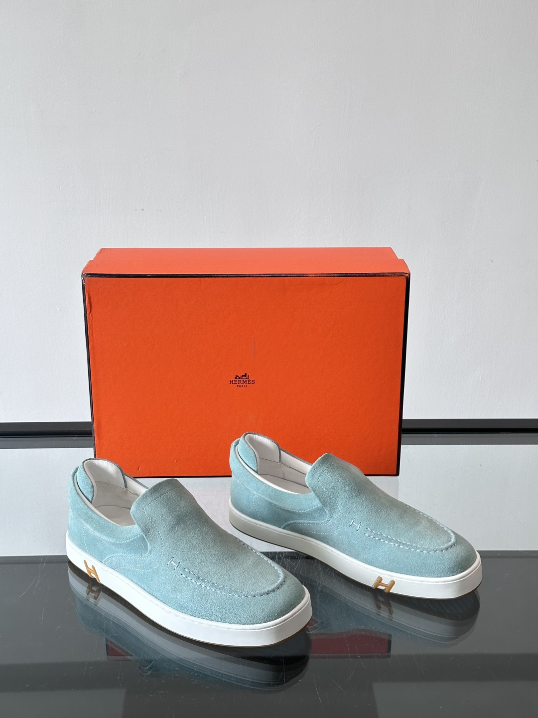 Hermes Horsens 休闲鞋爱马仕Horsens系列休闲鞋，绒面皮革。简约低调又有质感。鞋面“H