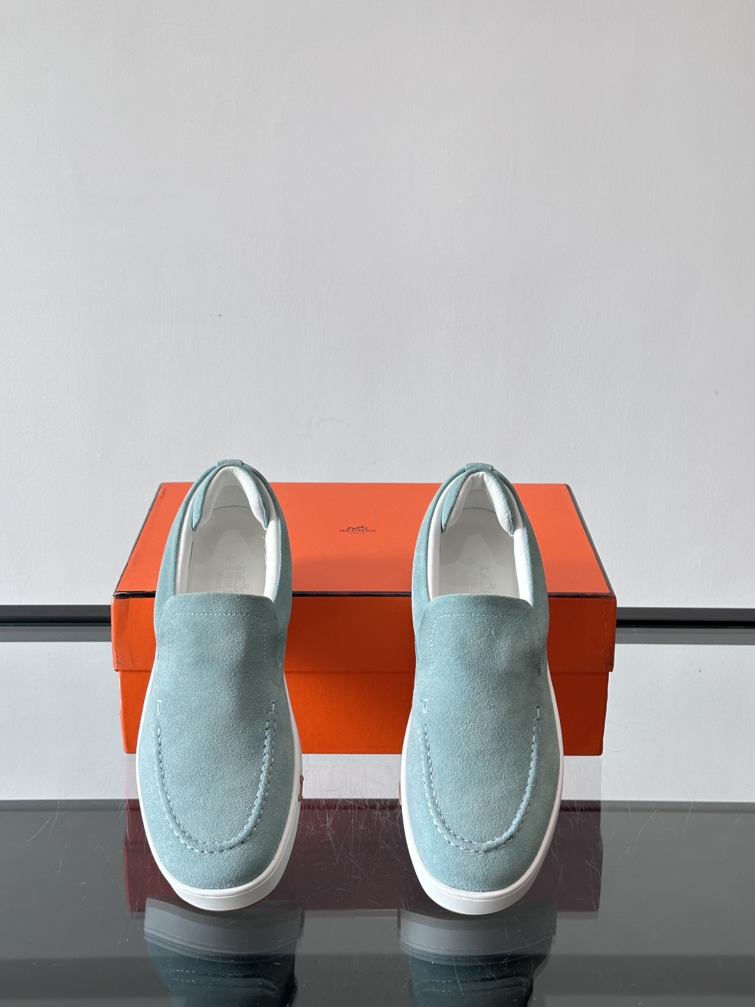 Hermes Horsens 休闲鞋爱马仕Horsens系列休闲鞋，绒面皮革。简约低调又有质感。鞋面“H