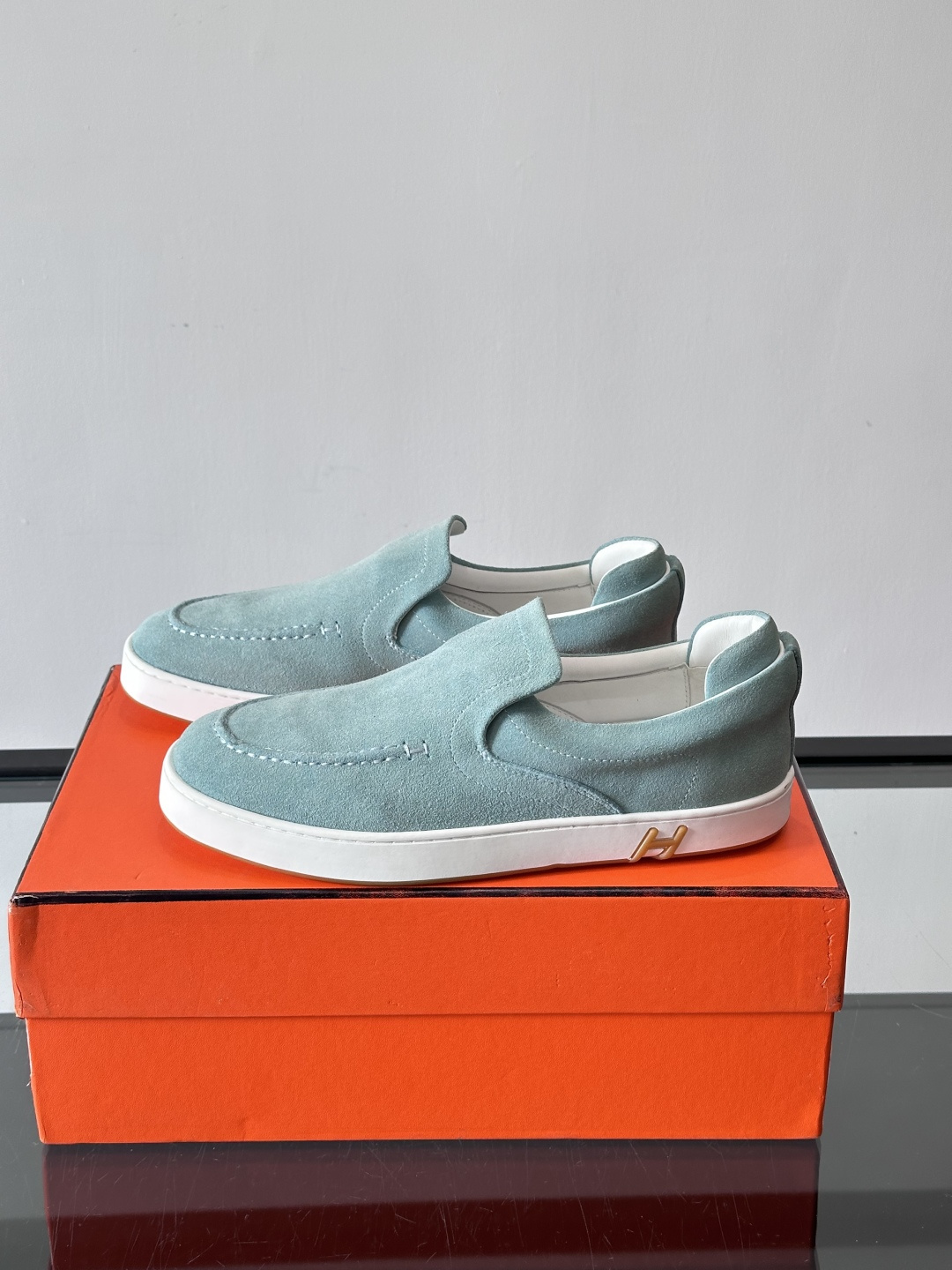 Hermes Horsens 休闲鞋爱马仕Horsens系列休闲鞋，绒面皮革。简约低调又有质感。鞋面“H