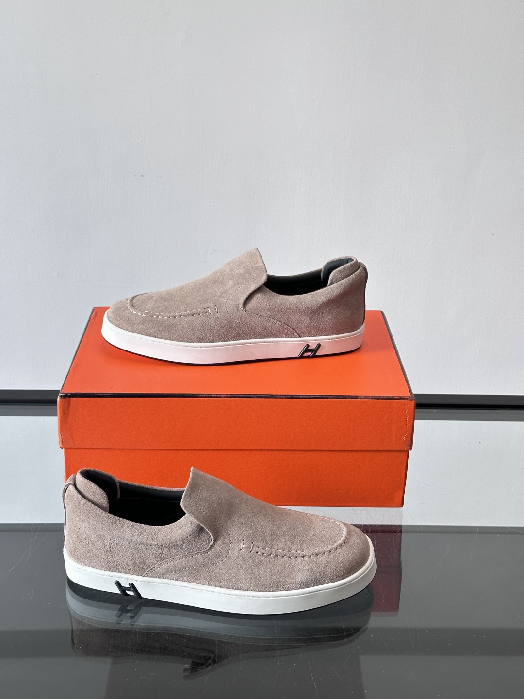 Hermes Horsens 休闲鞋爱马仕Horsens系列休闲鞋，绒面皮革。简约低调又有质感。鞋面“H