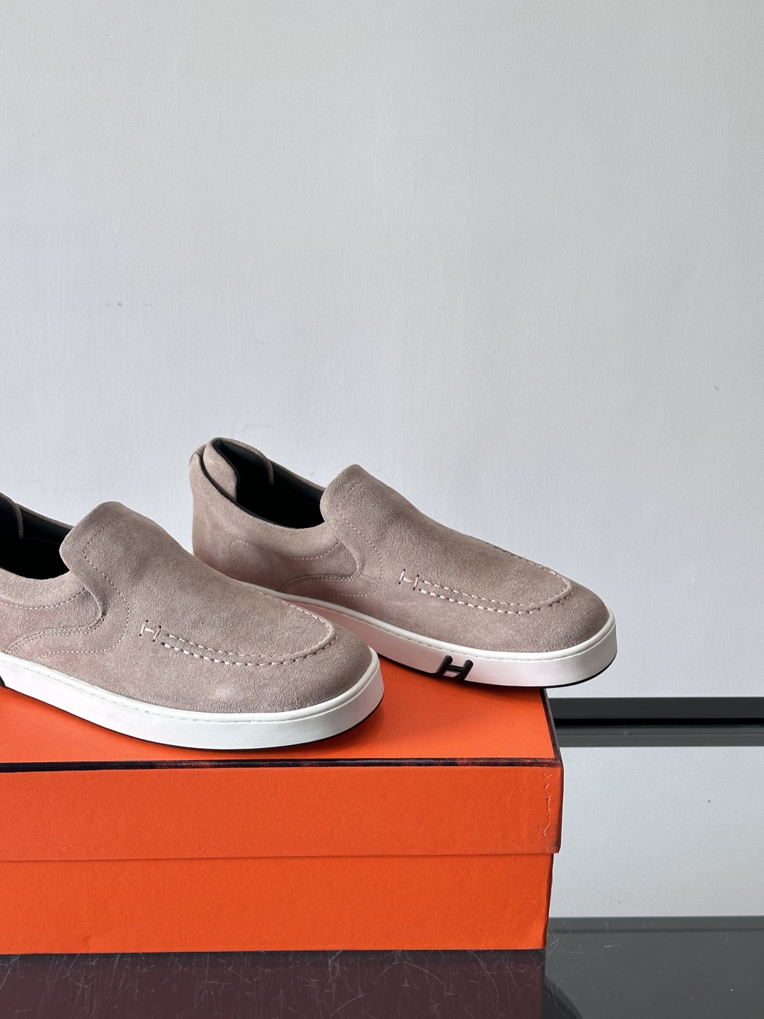 Hermes Horsens 休闲鞋爱马仕Horsens系列休闲鞋，绒面皮革。简约低调又有质感。鞋面“H