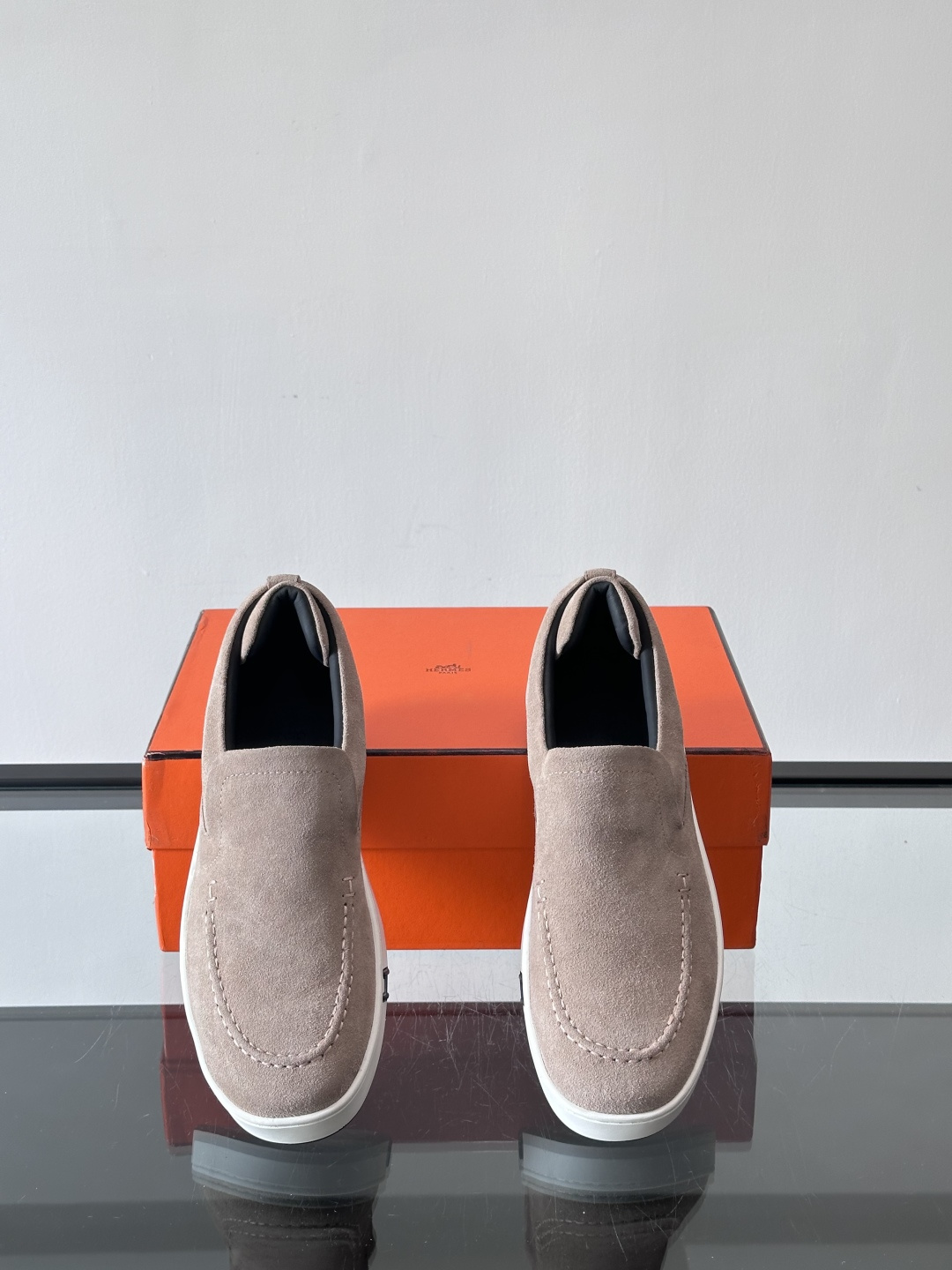 Hermes Horsens 休闲鞋爱马仕Horsens系列休闲鞋，绒面皮革。简约低调又有质感。鞋面“H