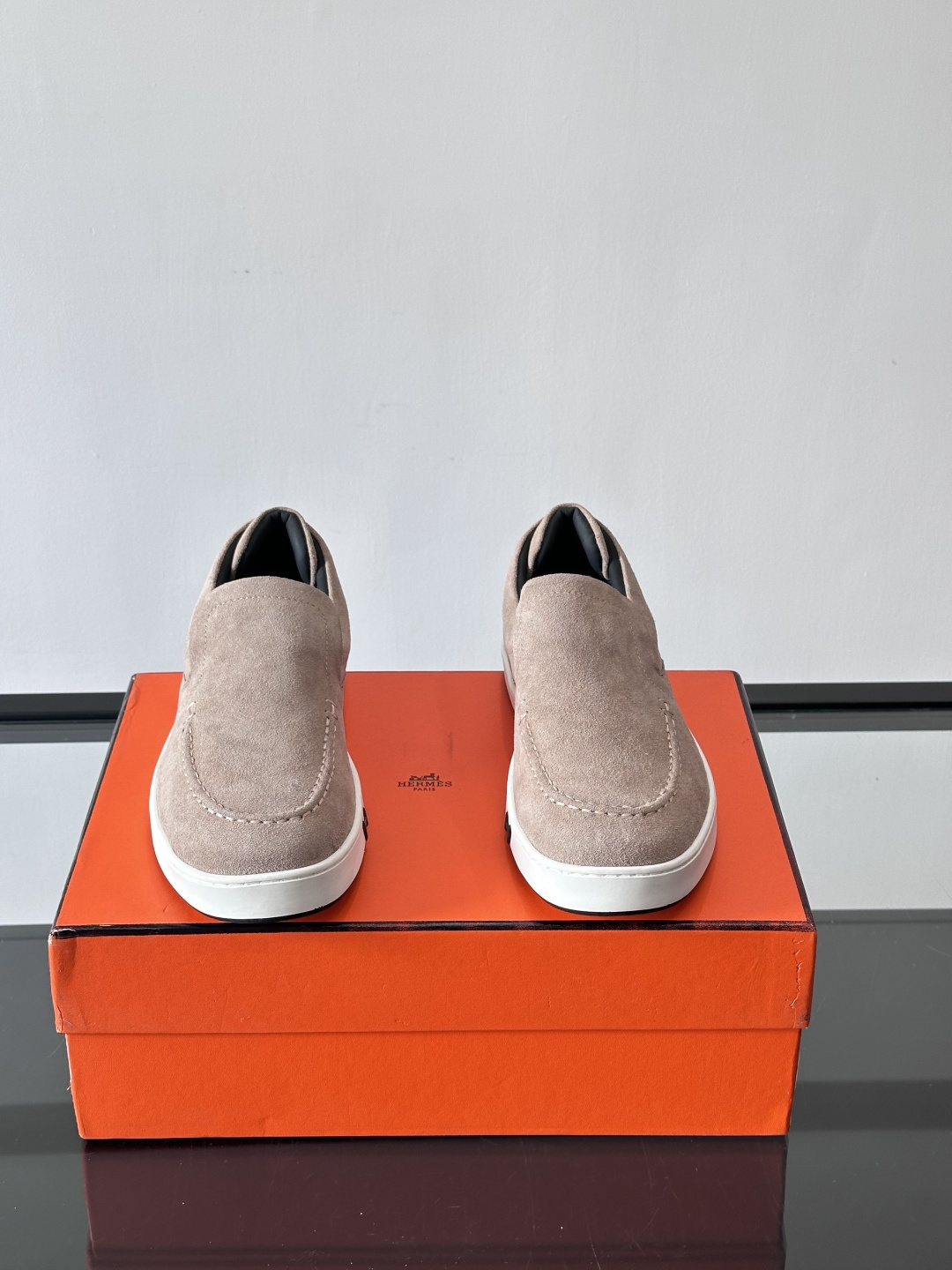 Hermes Horsens 休闲鞋爱马仕Horsens系列休闲鞋，绒面皮革。简约低调又有质感。鞋面“H
