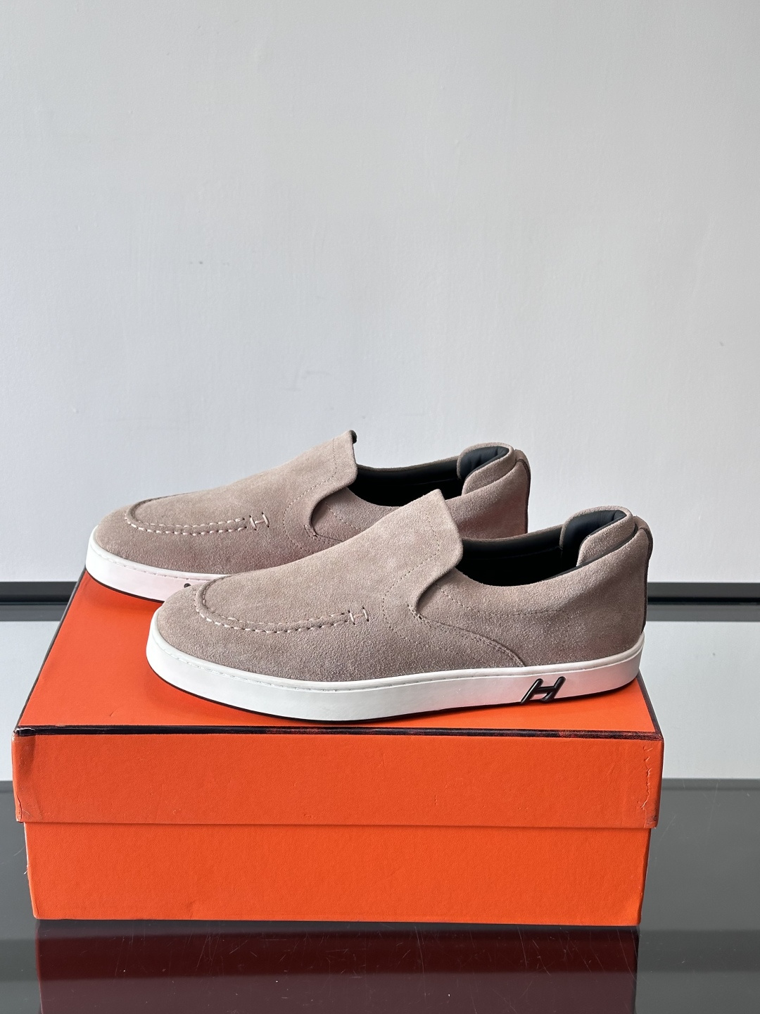 Hermes Horsens 休闲鞋爱马仕Horsens系列休闲鞋，绒面皮革。简约低调又有质感。鞋面“H