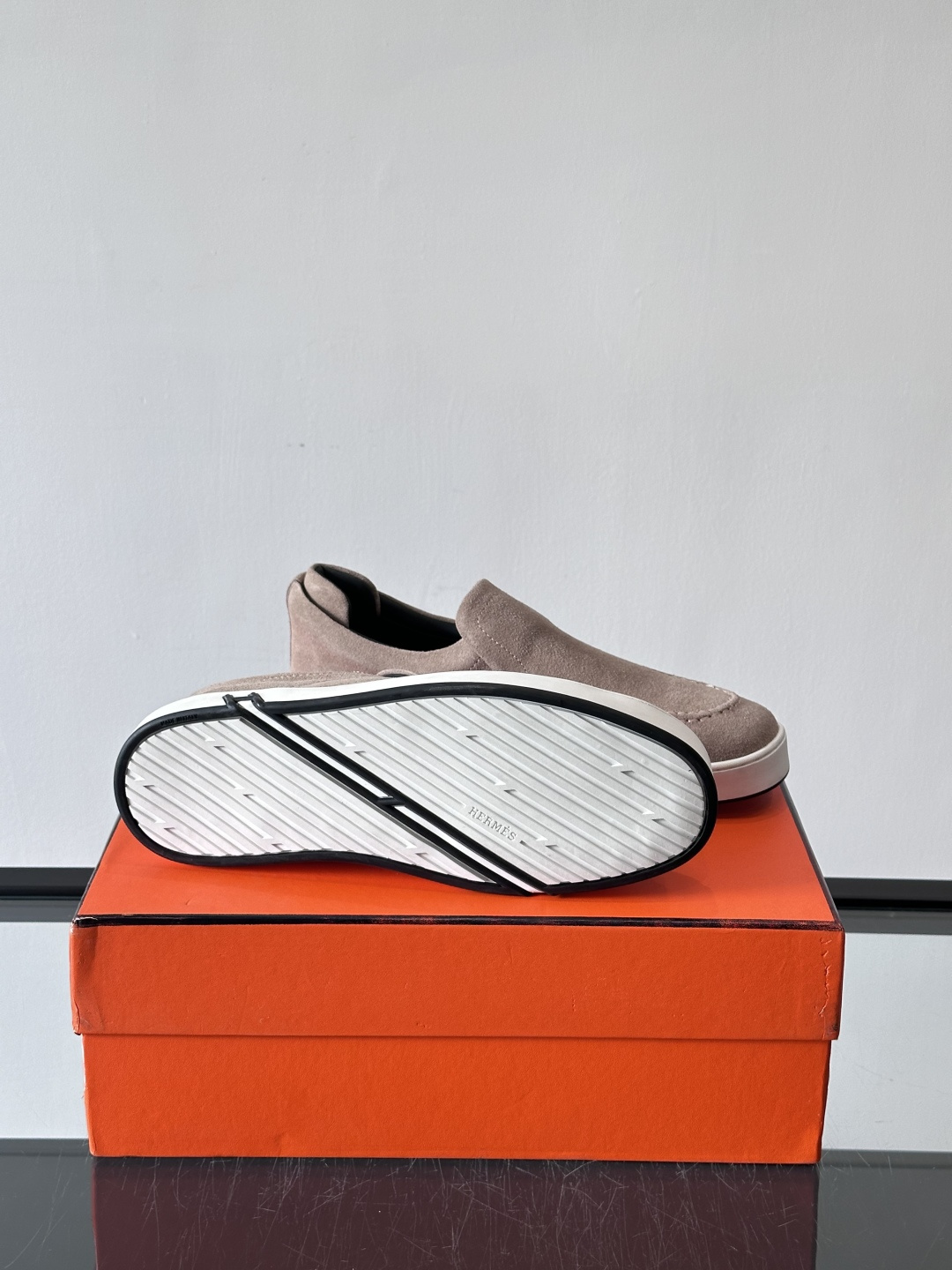 Hermes Horsens 休闲鞋爱马仕Horsens系列休闲鞋，绒面皮革。简约低调又有质感。鞋面“H
