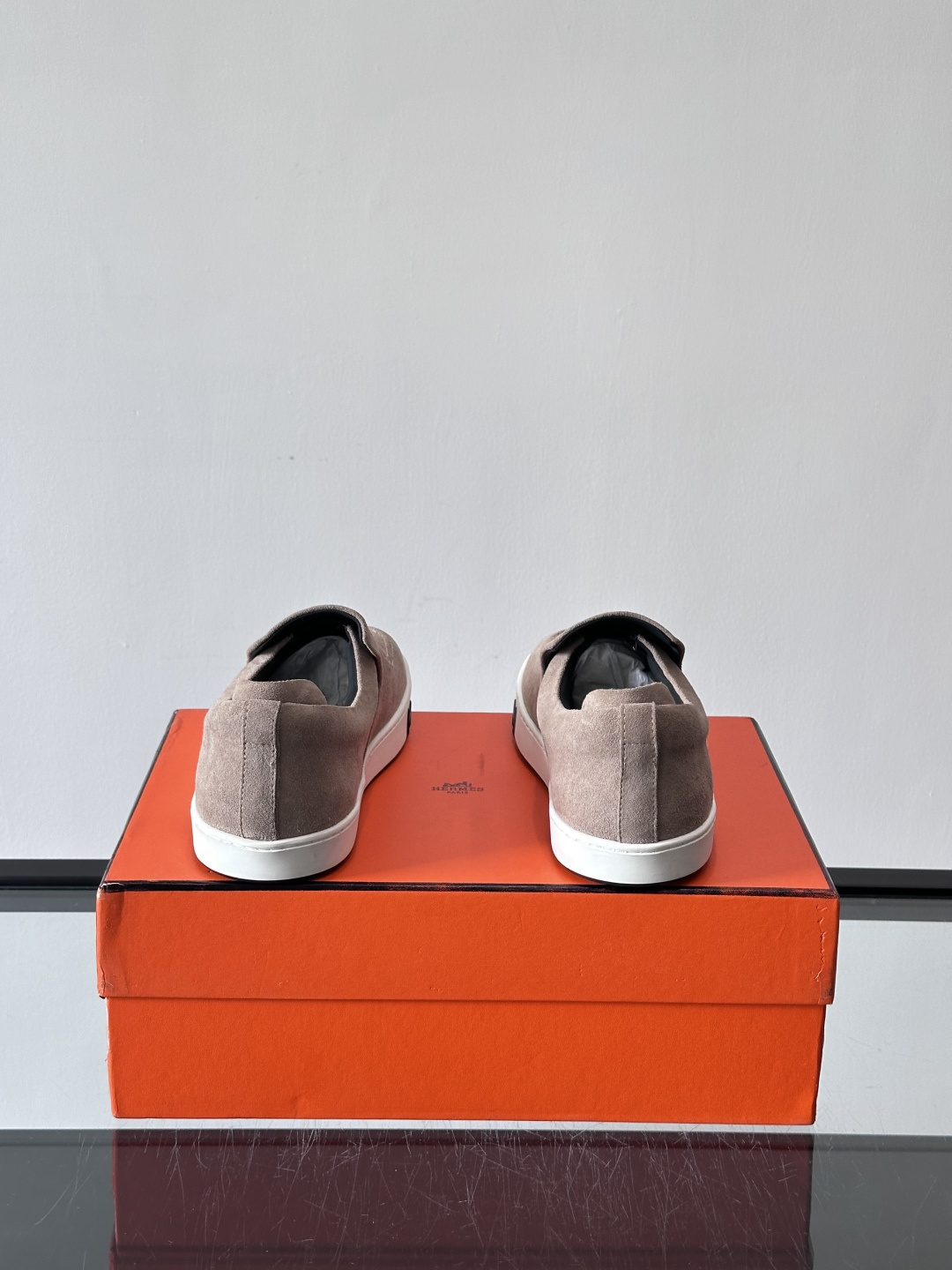 Hermes Horsens 休闲鞋爱马仕Horsens系列休闲鞋，绒面皮革。简约低调又有质感。鞋面“H