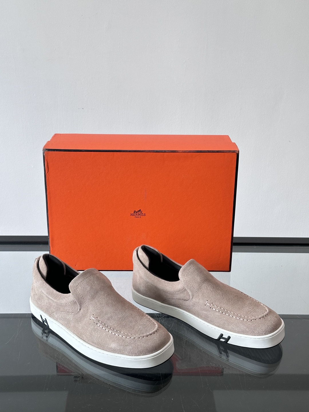 Hermes Horsens 休闲鞋爱马仕Horsens系列休闲鞋，绒面皮革。简约低调又有质感。鞋面“H
