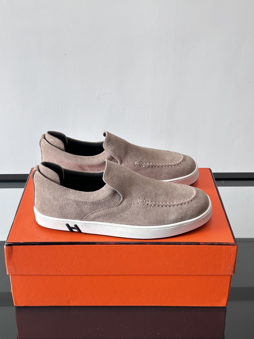 Hermes Horsens 休闲鞋爱马仕Horsens系列休闲鞋，绒面皮革。简约低调又有质感。鞋面“H