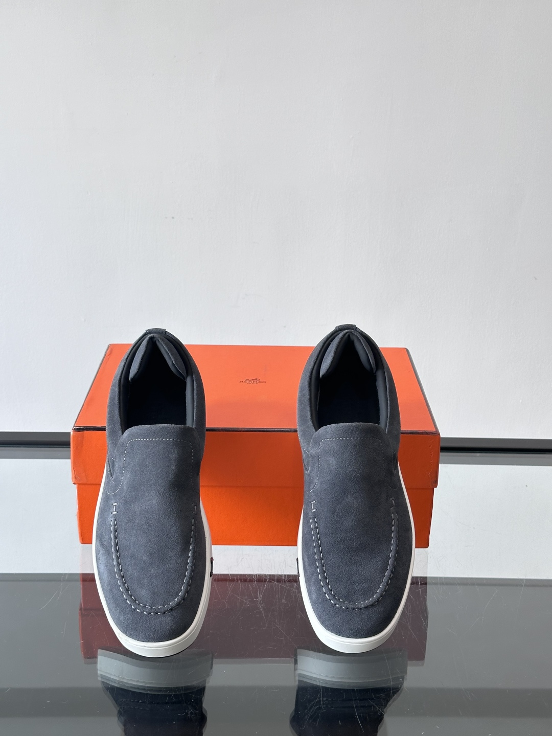 Hermes Horsens 休闲鞋爱马仕Horsens系列休闲鞋，绒面皮革。简约低调又有质感。鞋面“H