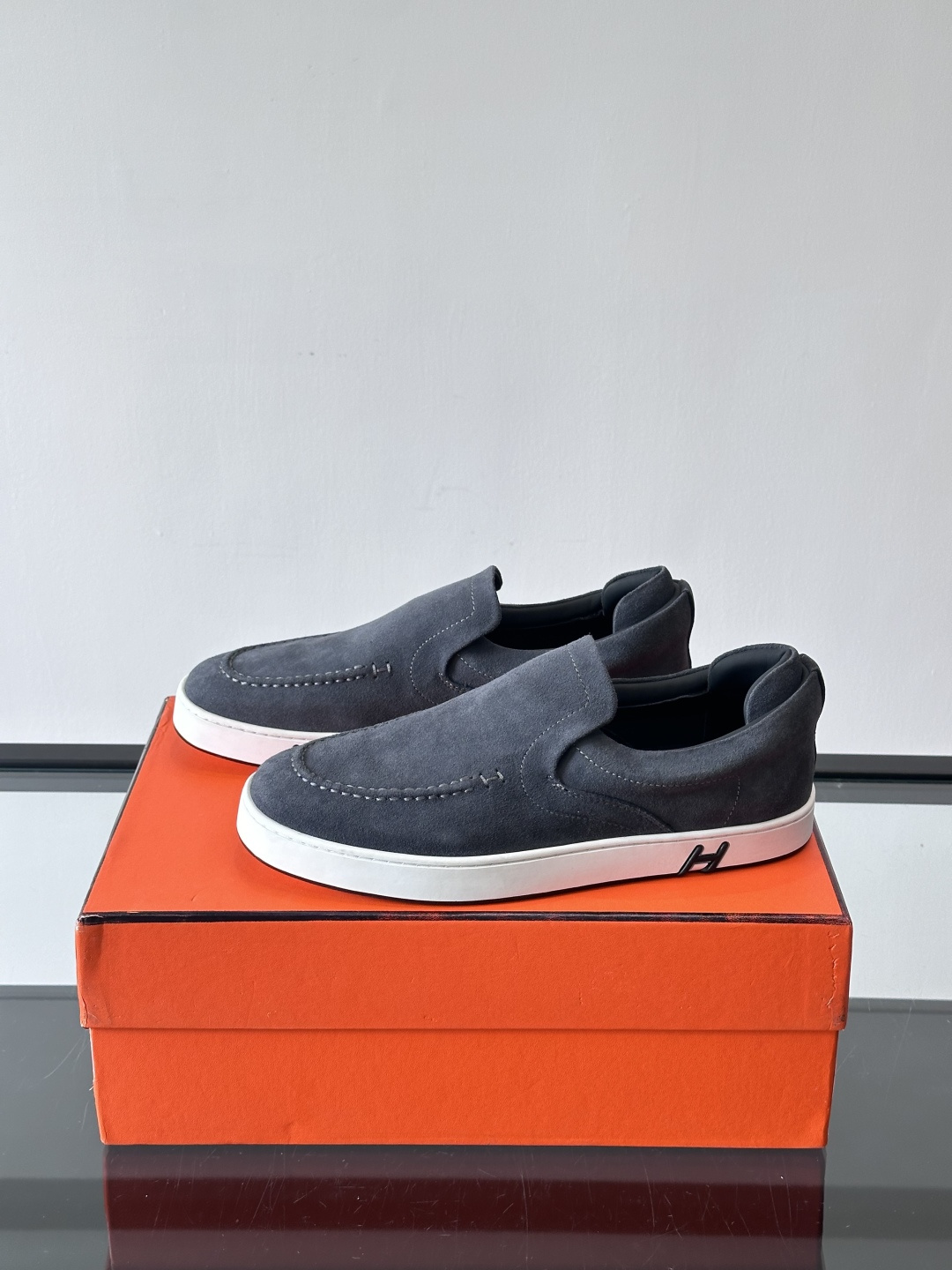 Hermes Horsens 休闲鞋爱马仕Horsens系列休闲鞋，绒面皮革。简约低调又有质感。鞋面“H