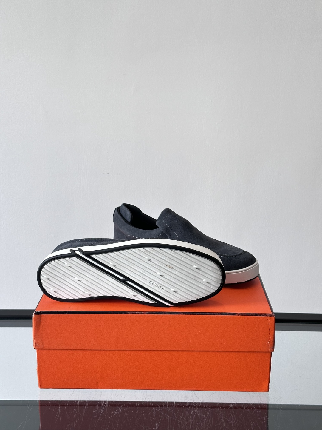 Hermes Horsens 休闲鞋爱马仕Horsens系列休闲鞋，绒面皮革。简约低调又有质感。鞋面“H