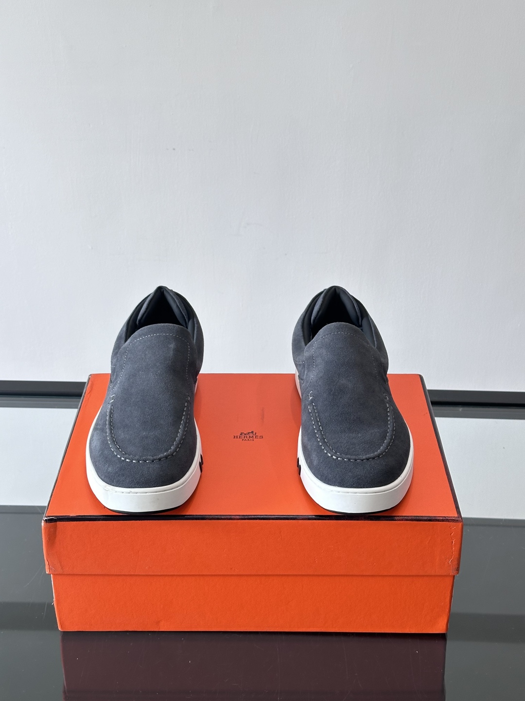 Hermes Horsens 休闲鞋爱马仕Horsens系列休闲鞋，绒面皮革。简约低调又有质感。鞋面“H