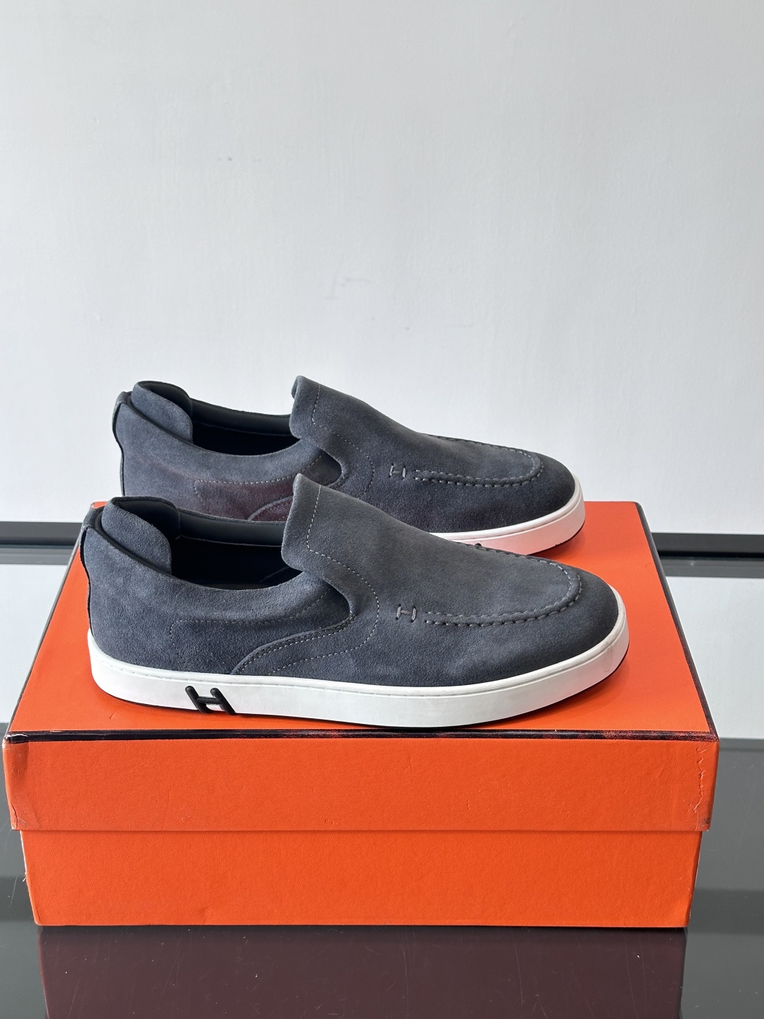 Hermes Horsens 休闲鞋爱马仕Horsens系列休闲鞋，绒面皮革。简约低调又有质感。鞋面“H