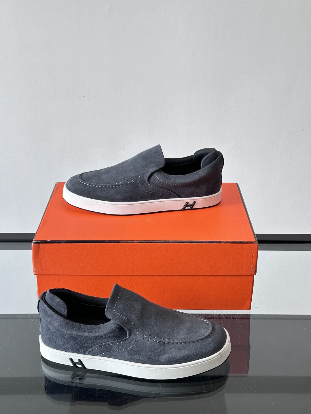 Hermes Horsens 休闲鞋爱马仕Horsens系列休闲鞋，绒面皮革。简约低调又有质感。鞋面“H