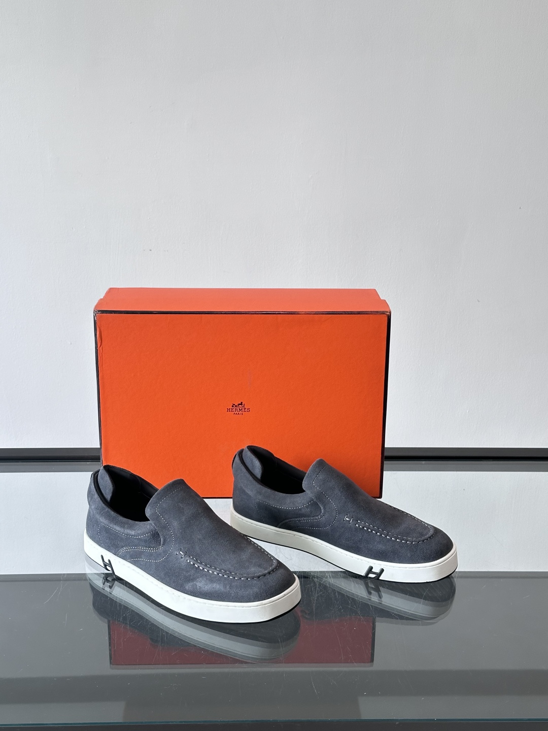 Hermes Horsens 休闲鞋爱马仕Horsens系列休闲鞋，绒面皮革。简约低调又有质感。鞋面“H