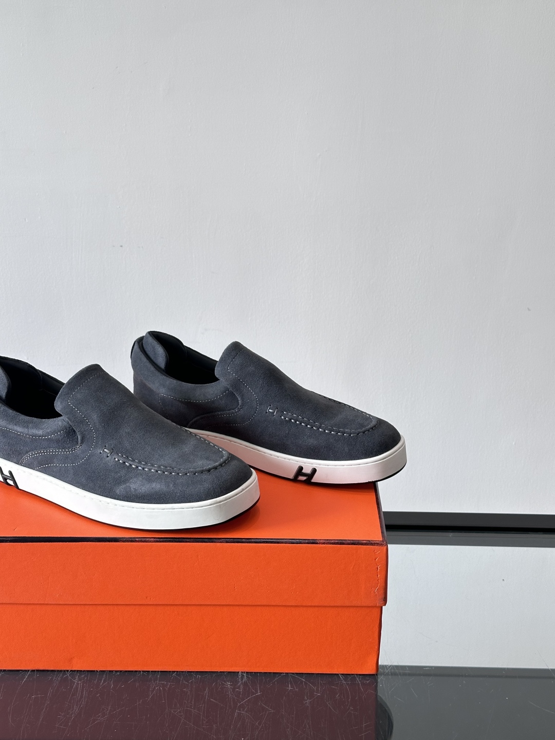 Hermes Horsens 休闲鞋爱马仕Horsens系列休闲鞋，绒面皮革。简约低调又有质感。鞋面“H