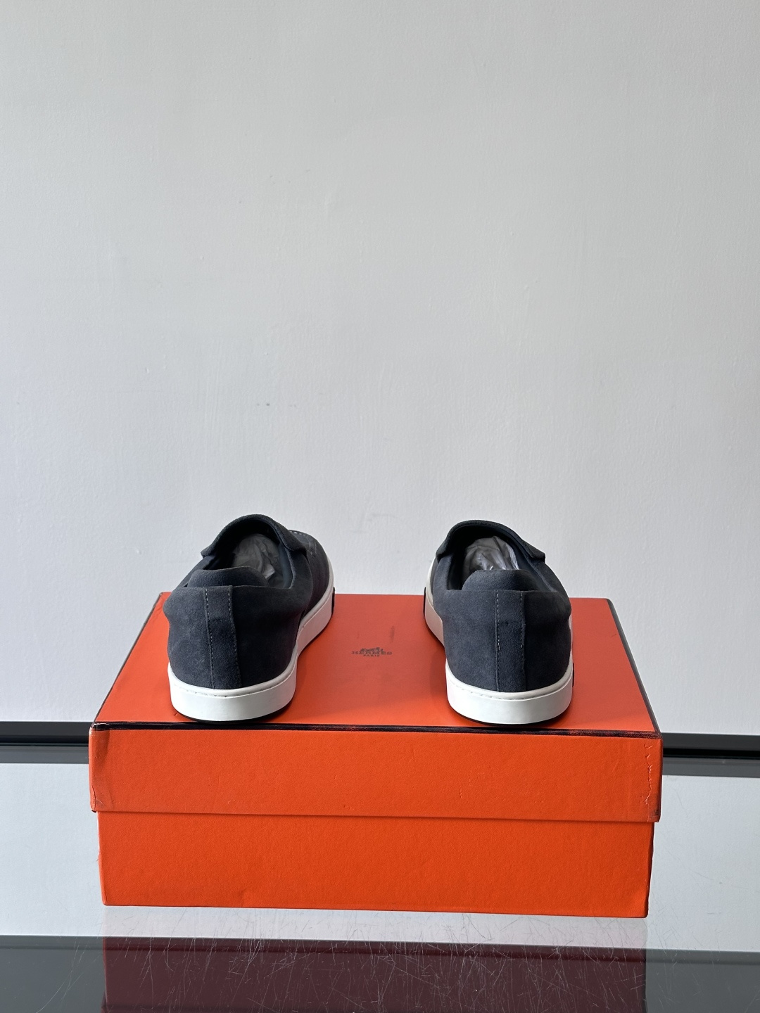 Hermes Horsens 休闲鞋爱马仕Horsens系列休闲鞋，绒面皮革。简约低调又有质感。鞋面“H