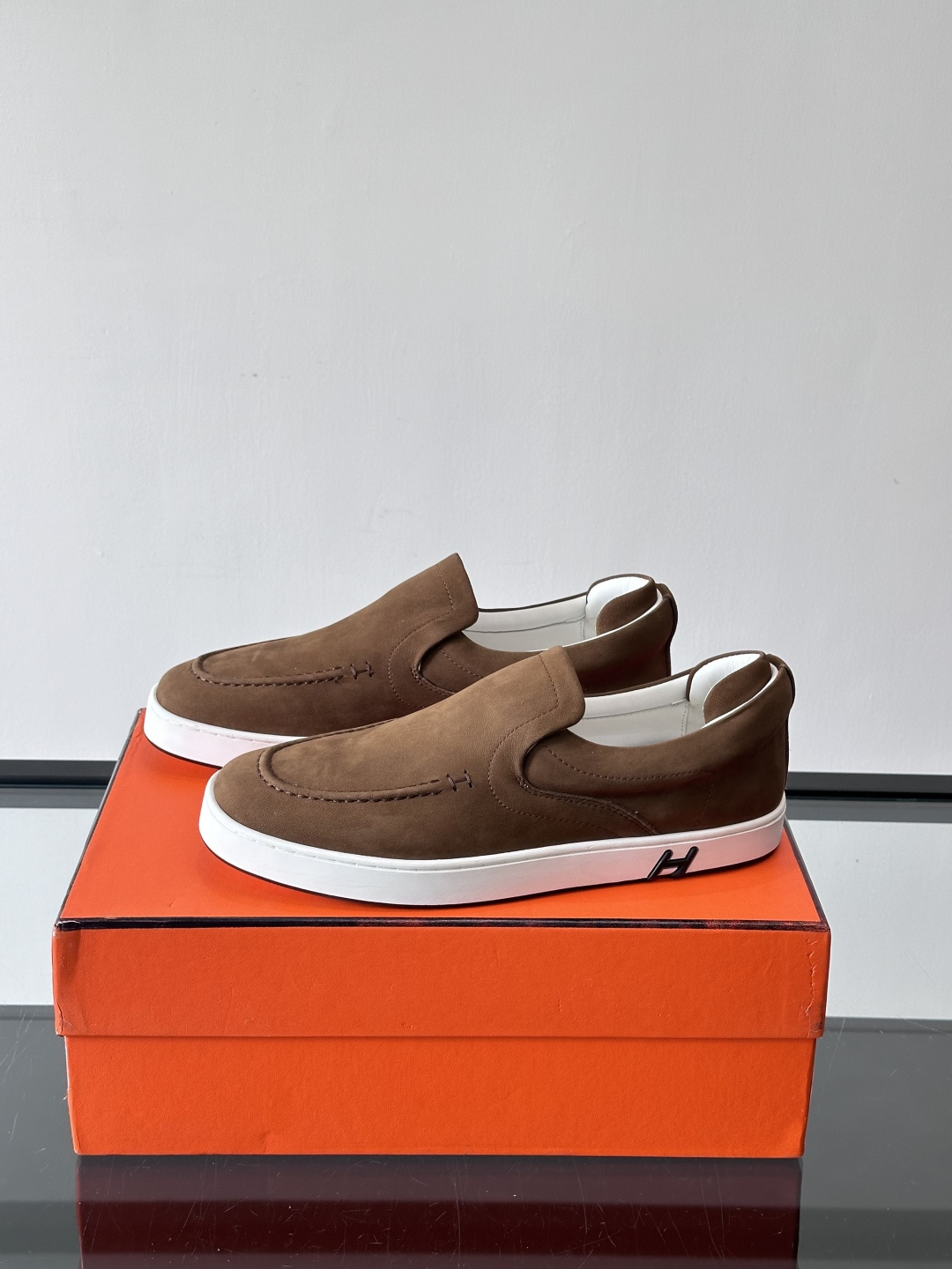 Hermes Horsens 休闲鞋爱马仕Horsens系列休闲鞋，绒面皮革。简约低调又有质感。鞋面“H