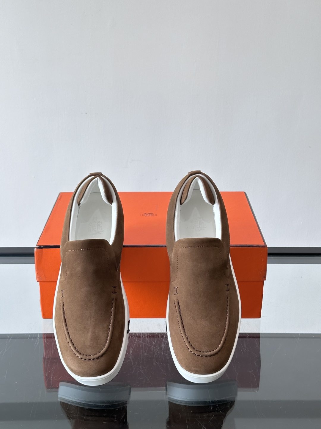 Hermes Horsens 休闲鞋爱马仕Horsens系列休闲鞋，绒面皮革。简约低调又有质感。鞋面“H