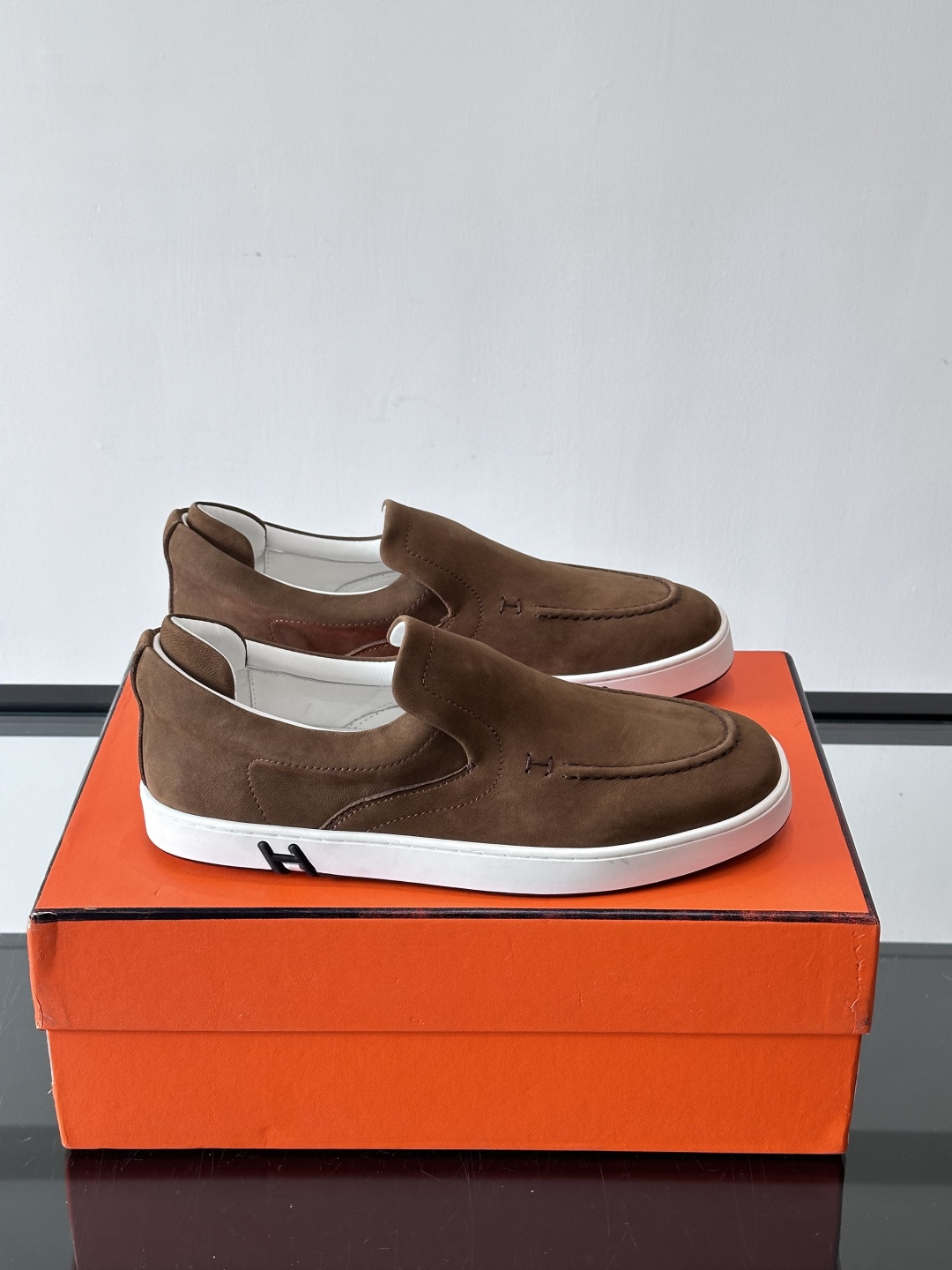 Hermes Horsens 休闲鞋爱马仕Horsens系列休闲鞋，绒面皮革。简约低调又有质感。鞋面“H